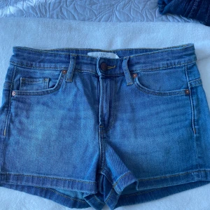jeansShorts  - Ett par stretchiga jeansshorts som ej är använda, kan skicka fler bilder privat på om de skulle önskas ❤️ st 34 men passar mig som har 36 oxå❤️