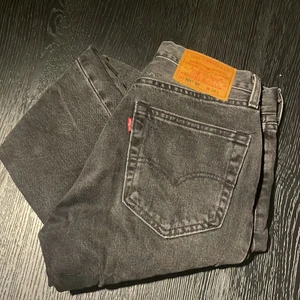 Levis jeans  - Levis jeans som brons och silver detaljer, Levis 501. Är Mid och straghit. Passar perfekt på mig som är 165🤩 kontakta om  mer bilder! Köpt för 800kr. W28, la en budgivning då många va intresserade💗 köp direkt för 400kr