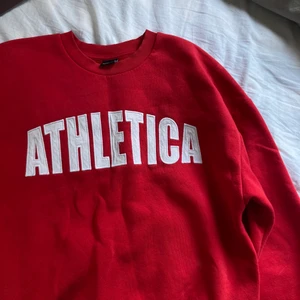 Snygg röd tröja  - Snygg sweatshirt i en röd färg, inte använd mycket skriv för fler bilder eller frågor 💞