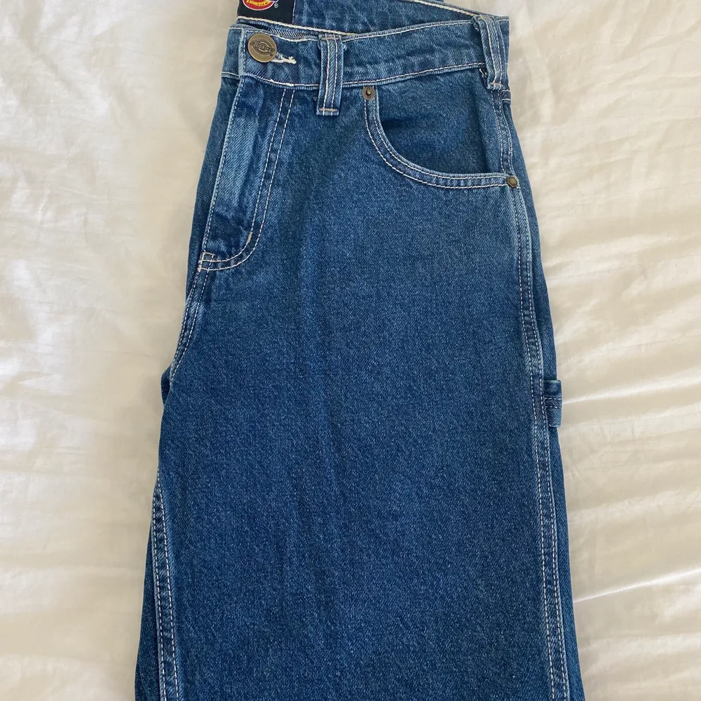 Cargo pants från Dickens i jeans matrial och bara använda ett fåtal gånger. Byxorna är mellanslag i midjan men beroende på vilken storlek man har kan man vika ner dom  vid midjan. Skriv om ni har frågor 💋. Jeans & Byxor.