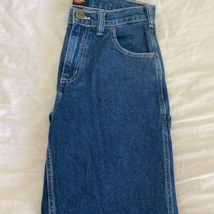 Cargo pants från Dickens i jeans matrial och bara använda ett fåtal gånger. Byxorna är mellanslag i midjan men beroende på vilken storlek man har kan man vika ner dom  vid midjan. Skriv om ni har frågor 💋