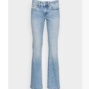 Säljer lågmidjade jeans från Pepe Jeans. Ljusblå, bootcut och low waist. Modellen heter Picadilly. Ursprungligen kostar de 899:-. KÖP DIREKT FÖR 400