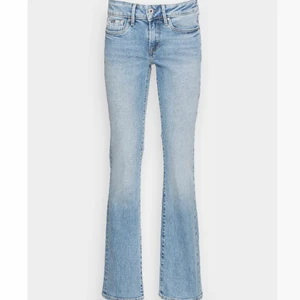 Lågmidjade jeans - Säljer lågmidjade jeans från Pepe Jeans. Ljusblå, bootcut och low waist. Modellen heter Picadilly. Ursprungligen kostar de 899:-. KÖP DIREKT FÖR 400