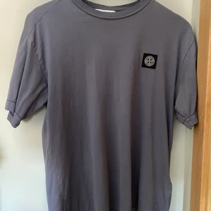Stone island T-shirt i M - Köpt på NK förra året och är i bra skick, förutom några fläckar under armarna. Bortsett från det är den i perfekt skick.