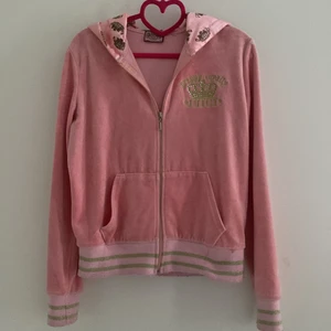 Juicy kofta - Säljer en rosa juicy kofta som köptes på second hand💗 storlek är xxl men passar mig som är en xs/s, säljer pga att den inte kommer till användning🤍 några rhinestones fattas på baksidan men det är ingenting som man tänker på <3 skriv privat för fler bilder