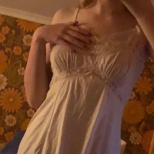 nattlinne  - vintage nattlinne som även går jättebra att ha som lager i outfits eller en vanlig klänning<3 finns en del slitningar som jag kan skicka bild på, kan inte hitta något märke eller storlek :/ den passar lite stort på mig (xs-s) frakt kostar 51 kr