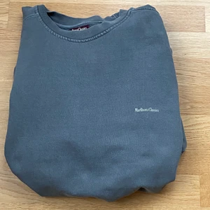 Vintage Marlbro tröja!  - Snyggaste vintage sweatshirt från Marlbro Classic!! Så unik🤘🏻 storlek XL men passar allt från S-L beroende på hur man vill att den ska sitta😇