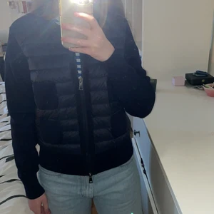 Moncler cardigan  - Säljer min moncler cardigan i storlek S. Köpte den i vintras i monclers butik i Stockholm för 7200. Den är i bra skick förutom en liten fläck längst ner på ena armen, men det är inget som syns när man har på sig den och det går lätt bort. 