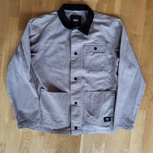 Vans höstjacka/overshirt - Vans höstjacka i bomull. Inga fläckar etc. Är en youth XL men sitter som en small eller en oversized Xs.  Om du har frågor eller vill ha fler bilder är det bara att säga till.