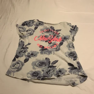 En tröja -  En jättefin tröja med blommor på 