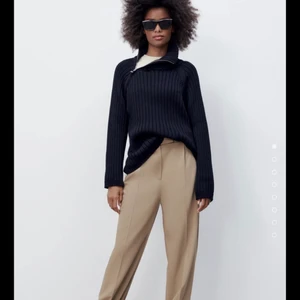 zara tröja - nästan oanvänd tröja från zara! skit snygg nu till hösten och som ny, slutsåld på zaras hemsida! strl m och säljer för 250💗