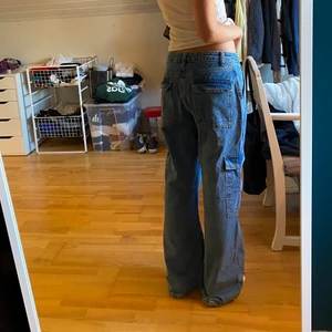 Baggy jeans - Ascoola lågmidjade byxor från asos som tyvärr blivit för stora för mig. Cargoinspirerade fickor fram och bak. Mycket bra skick😋 Skriv pm vid frågor eller fler bilder 🧡😙 