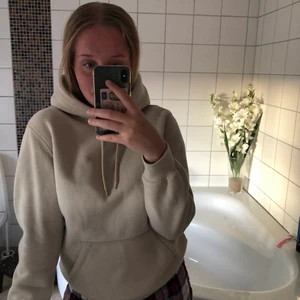 Beige Hoodie - en beige hoodie från herravdelningen på h&m den är använd och därmed lite noppring men annars är den i bra skick. köparen står för frakten om jag inte sagt något annat. 