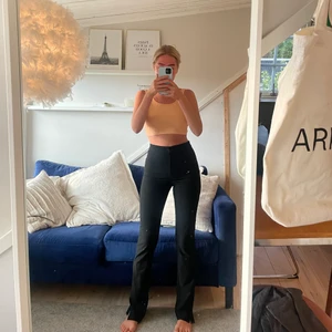 Svarta kostymbyxor  - Jättebra skick då de knappt är använda. Passar till allt! Har en slits vid foten som man kan knäppa upp hur långt man vill. 💕