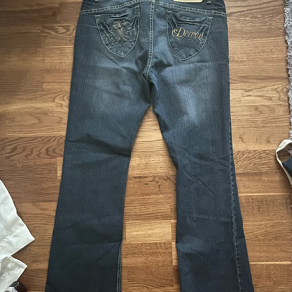 Snygga lågmidjade jeans med bootcut och super snygga detaljer i både bak och fram. Aldrig använda av mig själv men köpte de second hand. Skicket är bra och de ser inte så använda ut. 💕 Passar en M eller L . Jeans & Byxor.