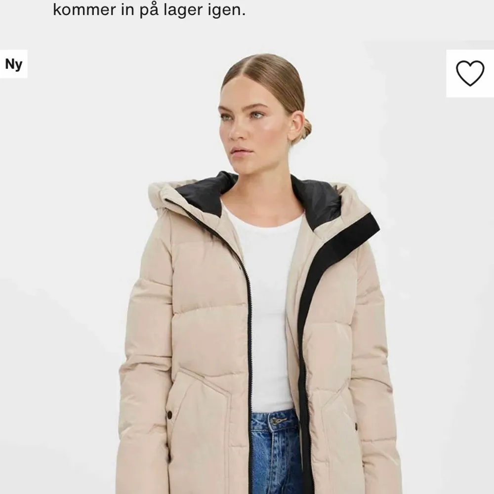 Säljer denna populära vinterkappan ifrån vero moda. Tog slut fort och gick ej att hitta förra vintern, nypris 1300. Endast använd ett par gånger, skriv vid frågor☺️ OBS tryck ej köp direkt. Jackor.