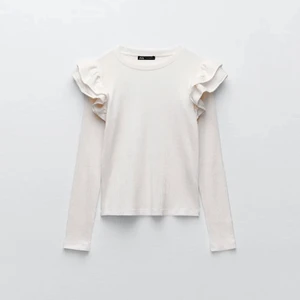 Zara tröja  - Jättefin zara tröja med volanger!💓💓 ganska använd men inga fläckar eller så! Köpt här på plick! Köparen står för frakten💗