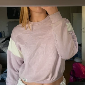 Sweatshirt hm  - Lila sweatshirt från hm, rätt tunn. Storlek S men passar nog fler beroende på passformen man vill ha. Har en liten fläck men de går nog bort i tvätten, hör av dig om du har frågor💛