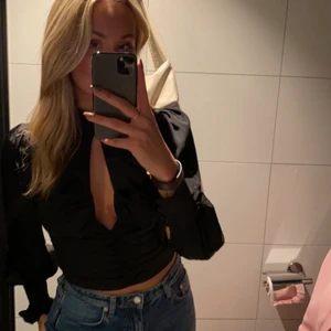 Svart blus - Blus från gina, använd fåtal gånger! Storlek 38