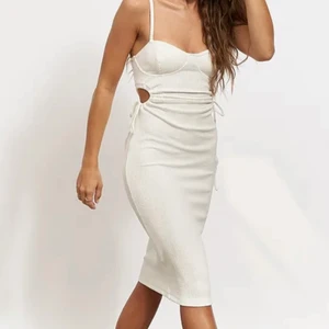 Klänning - Säljer denna superfina klänningen ifrån Hanna schönbergs kollektion med nakd!!!❣️ i mycket bra skick. Storleken är xs men är väldigt stretchiga och passar på mig som har s/m! Frakt tillkommer🌸