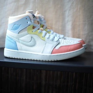 Air Jordan zoom cmft ”TO MY FIRST COACH - Säljer ett par jordan CMFT. De är endast testade i hemmet. Så i gott som nyskick  Originalbox och extra skosnören finns också, dock ej på bilden 