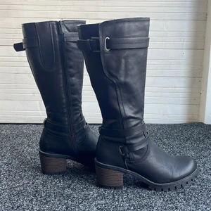 Svarta stövlar  - Säljer mina svara stävar då dom inte används. Använda ett få tal gånger och är i mycket bra skick. Dom har lite klack och är i storlek 40.