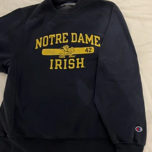 College sweatshirt - Storlek S, passar S  säljer eftersom den var för liten. Skicka 7/10 bra skick men trycket har spruckit som man ser på bilden. Annars inga flaws!