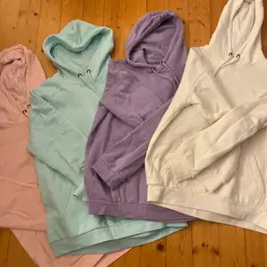 ❌VILL BARA BLI AV MED❌ Säljer nu 4 fina hoodies i färgen. Rosa, Mintgrön, Lila och Gräddvit. Säljer alla för 200 + frakt eller 70kr/Styck