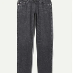 Jeans  - Säljer dessa jättefina mid raise jeans från weekday då dom inte kommer till användning jättefintskick 💕 bilderna e lånade av min kompis då vi har samma jeans skriv privat för fler frågor eller bilder💕
