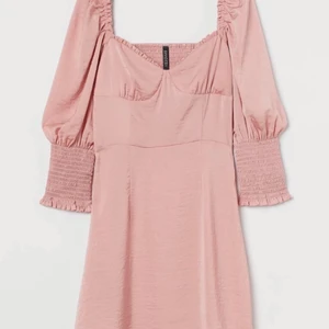 Somrig klänning med puffärmar  - Somrig klänning med puffärmar från HM i storlek 32