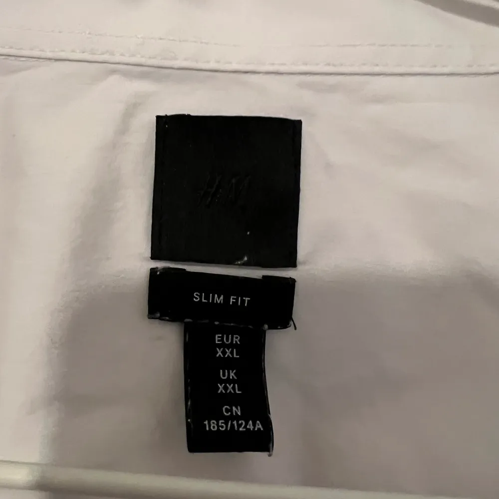 Vit herrskjorta från H&M, jag har använt den som en oversized skjorta. Stilren modell. Sparsamt använd. För mer information och bilder kontakta mig.. Skjortor.