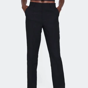 Konstymbyxor - Säljer dessa svarta kostymbyxor från Bikbok i storlek 36, sparsamt använda i mindre än ett år och finns inga fel på dom, nypris 400kr men säljer för 150kr! 