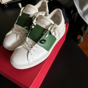 Valentino Garavani - Nästan helt nya endast använda ett fåtal gånger! Storleken är 42 1/2. Nypris ligger runt 5000kr. Hör gärna av er vid eventuella frågor :)