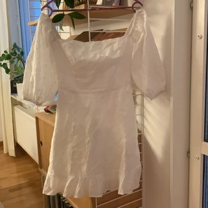 Vit klänning  - Superfin vit klänning med hål köpt för två år sedan. Storlek Xs-s. Köptes för 500 på Bikbok och säljer för 150. Aldrig använd. Priset kan diskuteras och köparen står för frakt! Skriv!💞