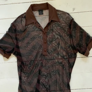 Genomskinligt topp  - Genomskinligt topp med mönster, köpt second hand. Bra skick 