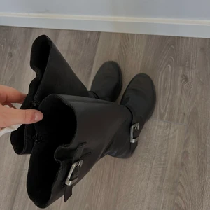 Höga stövlar / boots - Höga stövlar / boots från Rieker i storlek 38, använda en vinter men fortfarande i väldigt fint skick!