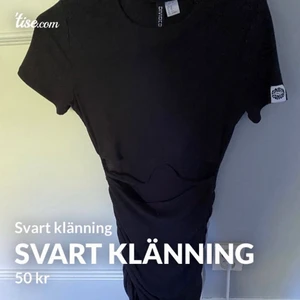 Svart klänning - Svart klänning som är öppen vid magen. Kortärmad och sitter lite över knäna. Använt många gånger men fortfarande bra skick. Storlek xs.