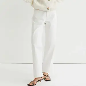 Slutsålda vita jeans från h&m :) Rak/baggy modell! Använda 2 ggr!