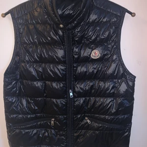 Moncler gui väst - Moncler gui väst Använd fåtal gånger Skick 8-9/10 Size 3 Navy färg