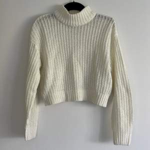 Säljer denna vit/beiga stickade tröjan från H&M i storlek XS. Syns igenom men håller värmen till hösten/vintern och är i bra skick. Hög krage och kliar/sticks inte. Köparen står för frakt. 