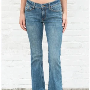 Lågmidjade jeans - Säljer dessa lågmidjade jeans som är helt oandvända, dem är från Brandy Melville i modellen Brielle💗 köpte dem för cirka ett halv år sedan men har aldrig haft chansen att andvända dem💗 Jag brukar ha storlek S och dem sitter bra på mig. 