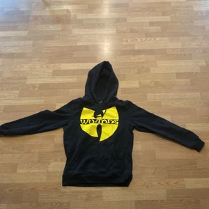 Wu tant clan hoodie storlek m - Wu tang clan hoodie i storlek medium. Säljer för att den inte passar mig längre. Modellen i bilden är 182 cm. Pris kan diskuteras. 