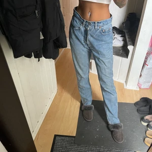 Levis jeans - Vintage Levis Jeans 510, gissar på att de passar en storlek M eller någon som mig som gillar större byxor! Är en XS/S och 172cm lång för referens❤️‍🔥