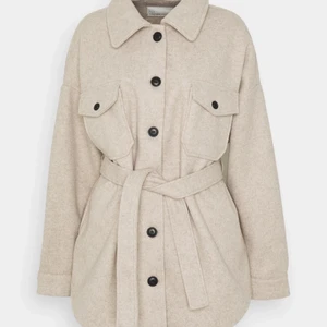 Nelly trend kappa  - NLY trend kappa  Färg: beige  Storlek: 36 - overzied så passar 34-38 beroende på hur man vill att den ska sitta!  Fint skick!   