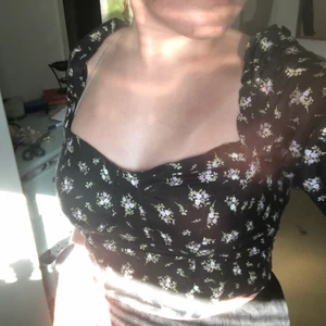 Topp  - ❌TRYCK INTE PÅ KÖP DIREKT, SÄLJER PÅ FLER SIDOR ❌  en fin och somrig topp från H&M i ett linneblandat tyg 🥰 storlek M, men funkar absolut på L också