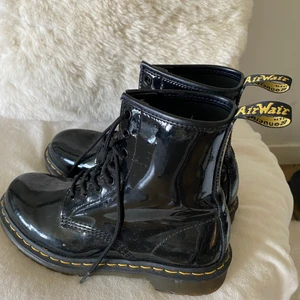 Lack dr.martens boots - Tuffa och häftiga dr.martens boots med lack till salu då den ej kommer till användning. Knappt använda då dom är för små för mig. Frakt tillkommer🌟