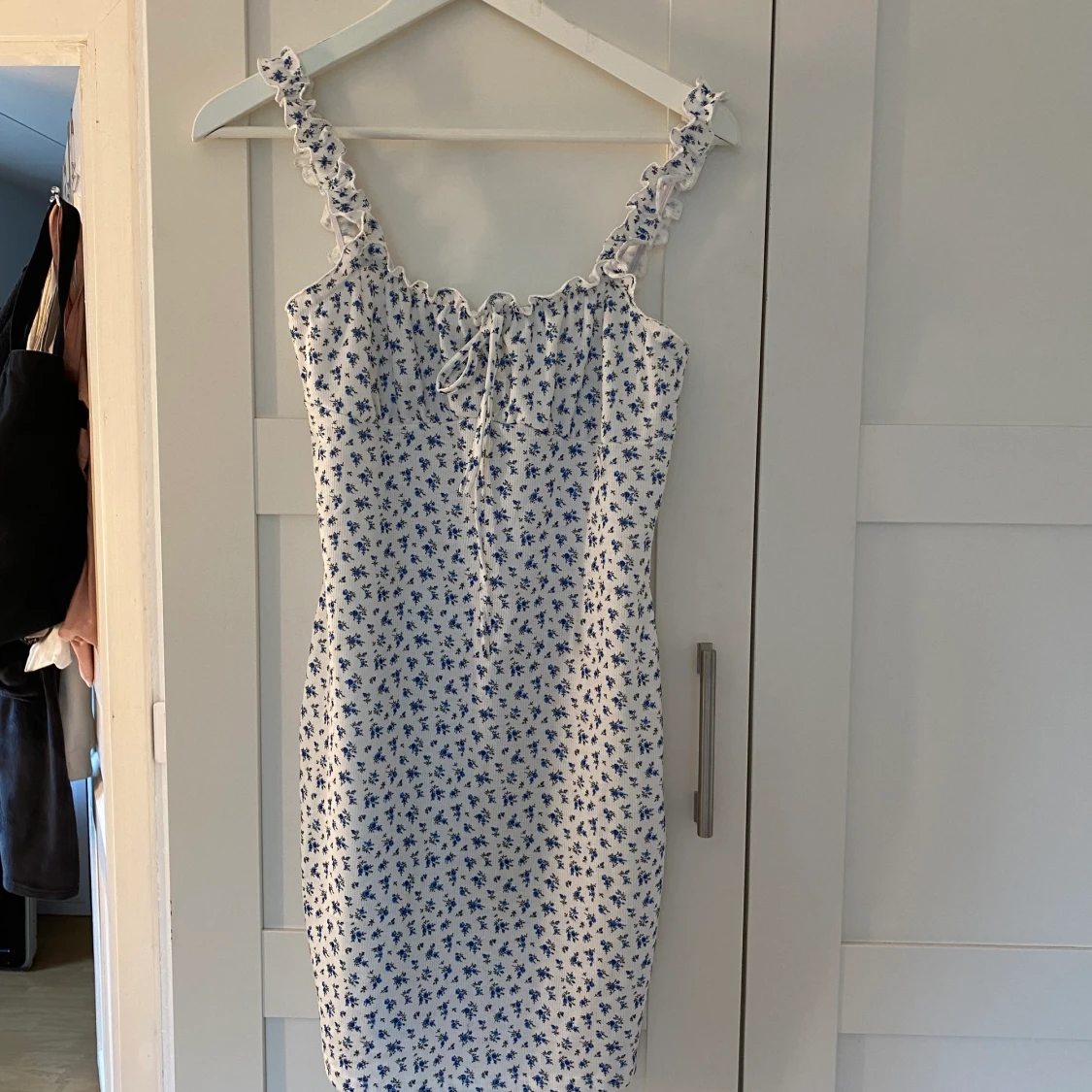 Blommig tajt klänning 