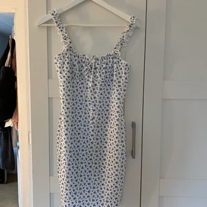 Blommig tajt klänning  - Jag säljer en jättefin oanvänd klänning från SHEIN i storlek M men skulle säga att den passar S också. Säljer för 50 kronor + frakten (runt 39kr). Hör av er för fler bilder 💕💕💕