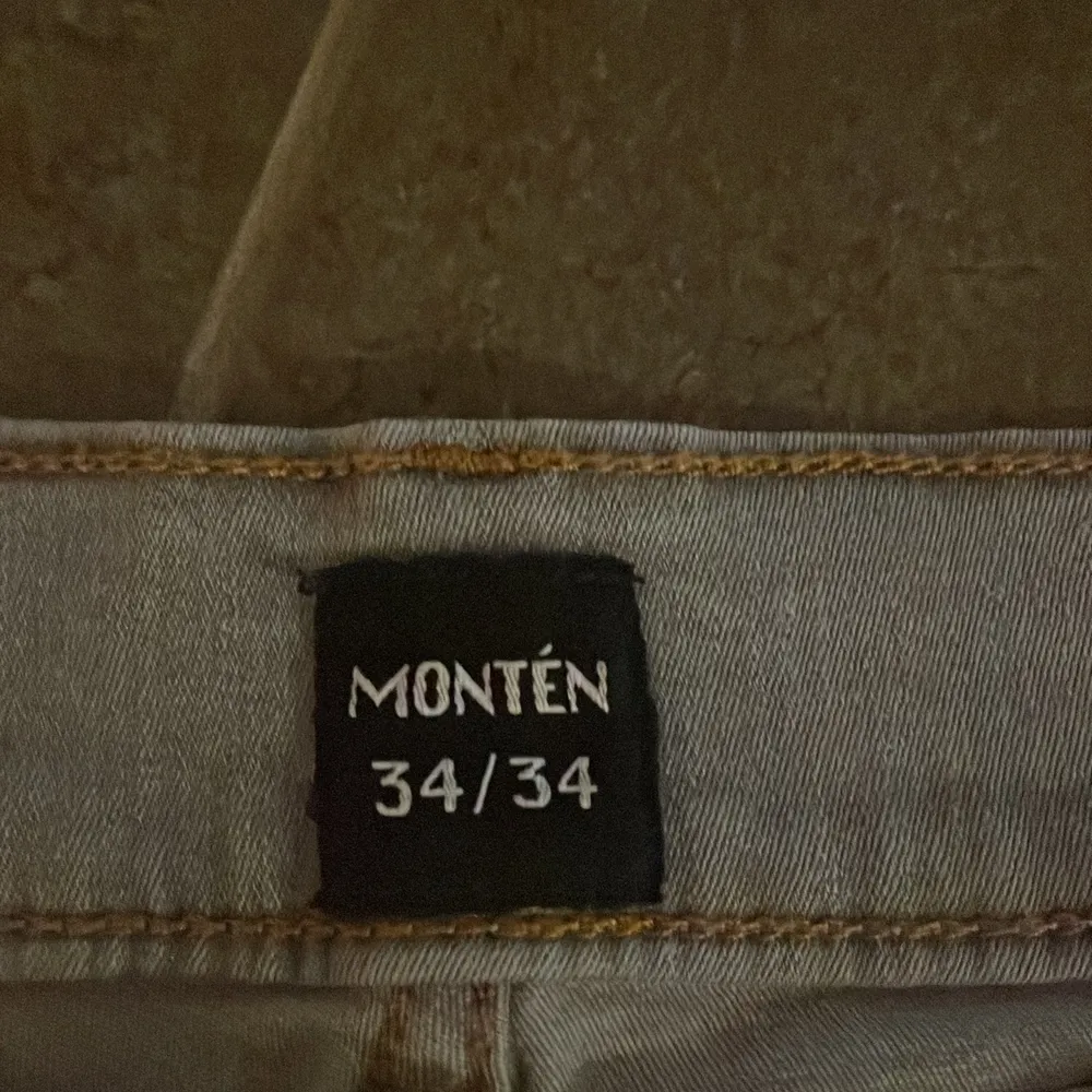 Jeansen är helt sprillans nya och säljer dom för att dom var i fel storlek (Nypris 1200)  Jeansen är i 34/34 och är en rak passform. Jeans & Byxor.