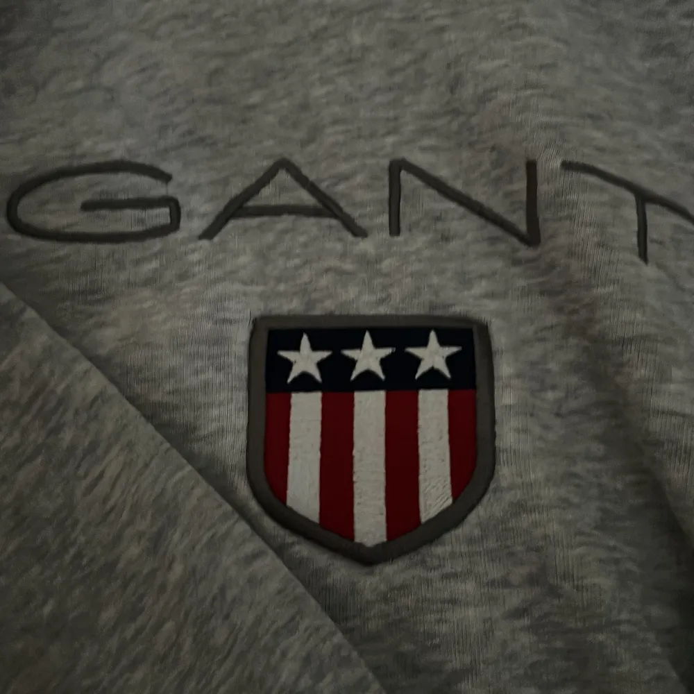 Säljer min Gant hoodie som är i ett perfekt skick! Hoodien är för 10-14 åringar. Kontakta om du är intresserad! Köparen står för frakten  . Övrigt.